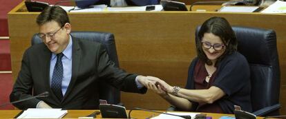 El presidente de la Generalitat, Ximo Puig, es felicitado por la vicepresidenta, Mònica Oltra.