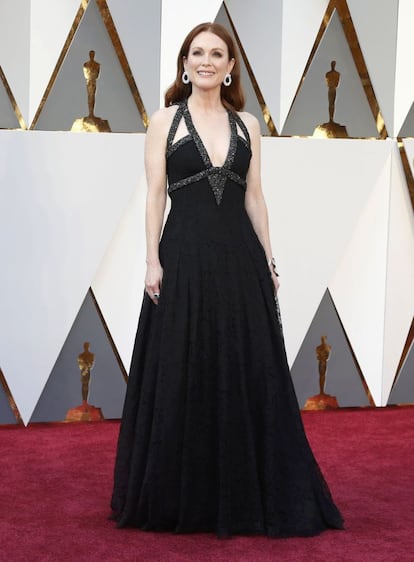 Julianne Moore apresentou um vestido negro com alças bordadas da Chanel Alta Costura. Com seus 54 anos, é uma das atrizes mais respeitadas da indústria do cinema. No ano passado ganhou o Oscar como melhor atriz por seu papel no filme 'Para Sempre Alice'. Nesta edição, a atriz apareceu com um vestido com contas da Chanel. Seu estilo sofisticado é uma característica marcante.

Normalmente, seu 'look' é sóbrio. Também apostou em brilhos e lantejoulas. Os bordados e a cor vermelha contribuíram para seus grandes acertos na hora de desfilar na cerimônia.