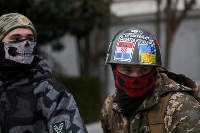 Dos hombres con simbología ultraderechista, en una manifestación antiaborto en Washington el viernes.