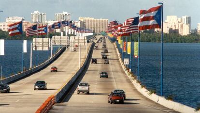 Puente Teodoro Moscoso, una autopista de peaje de San Juan (Puerto Rico) en una foto de archivo