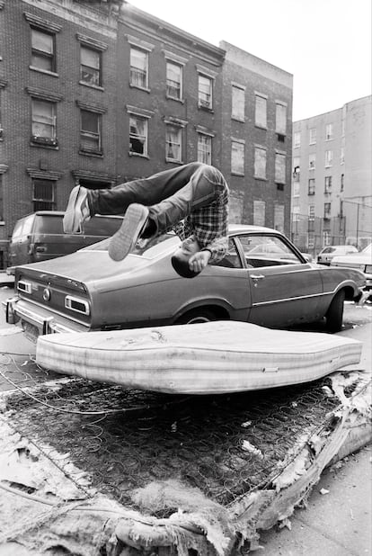 Un chaval se divierte haciendo cabriolas sobre un montón de colchones desvencijados en el Lower East Side.