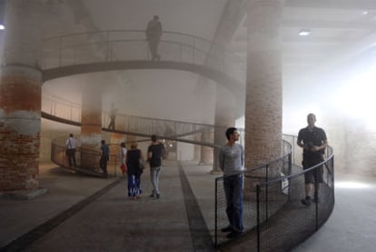 Varios visitantes recorren ayer la nube de Matthias Schuler (Transsolar) y Tetsuo Kondo.