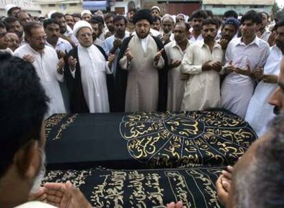 Funeral por las víctimas del atentado suicida ocurrido ayer cerca de Islamabad contra una fábrica de armas.