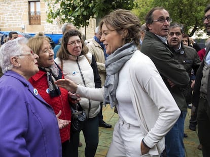 La ministra Isabel Garc&iacute;a Tejerina con el candidato, Alfonso Alonso, el domingo en Samaniego