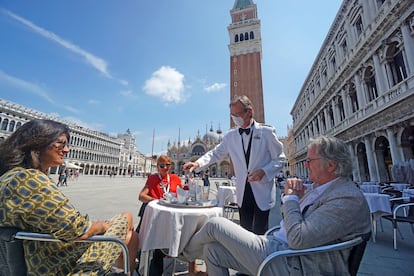 Un camarero sirve en la terraza de una cafetería de la plaza San Marcos, en Venecia, este viernes.