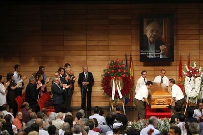  El hist&oacute;rico dirigente comunista Santiago Carrillo ha recibido un &uacute;ltimo homenaje antes de que sus restos mortales sean incinerados en el cementerio madrile&ntilde;o de la Almudena.