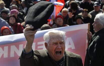 Un manifestante en una marcha pro Rusia en Donetsk.