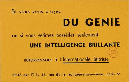 La exposición cuenta con manuscritos, revistas, mapas, fotografías y un notas elegidas por el mismo Debord. Una de esas piezas es esta imagen de la internacional Letrista de diciembre de 1955.