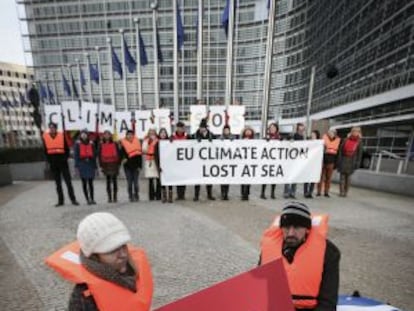 Um grupo de ecologistas protesta diante da sede da Comissão Europeia em Bruxelas nesta quarta-feira.