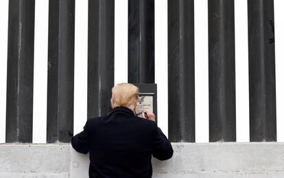 El mandatario firma una placa colocada en la nueva sección del muro que separa Estados Unidos y México. En el imaginario mexicano resuenan todavía las palabras de Trump durante su campaña electoral de 2016: "Violadores y criminales", en referencia a los migrantes.