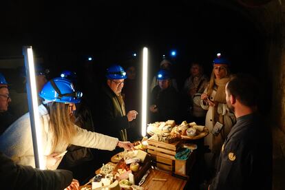 Degustacin de quesos en una galera del pozo de San Luis, en el Ecomuseo Minero Valle de Samu?o, cerca de Langreo (Asturias).