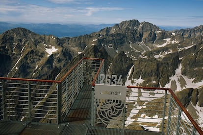 Ubicada en la estación invernal de la cima del Lomnicky (el segundo pico más alto del Alto Tatras por detrás del Gerlachovský), esta pasarela se asoma al vacío desde 2.634 metros de altitud. Lo mejor es que no hace falta caminar demasiado para disfrutar de la panorámica: se encuentra apenas a unos pasos del final del teleférico que conecta esta cumbre con la localidad de Tatranská Lomnica. El ascenso cuenta con dos estaciones intermedias –Start y Skalnaté Pleso– y reserva el plato fuerte para el final: un espectacular vuelo de 855 metros hacia arriba (unos nueve minutos de duración) a bordo de una cabina suspendida en el vacío.