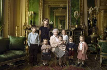 Isabel II, con su nietos menores y sus bisnietos.