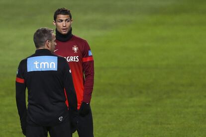 Cristiano Ronaldo charla con su seleccionador, Paulo Bento.
