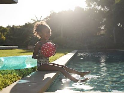 ¿Puede tu hijo bañarse en la piscina o en el mar cuando tiene otitis?