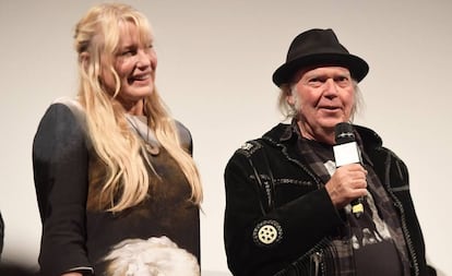 La actriz Daryl Hannah y el músico Neil Young.