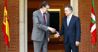 El presidente del Gobierno Mariano Rajoy recibe en enero de 2013 en el Palacio de la Moncloa al 'lehendakari', Iñigo Urkullu.