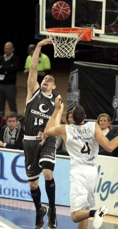 El ala-pívot del Bilbao Basket Adrien Moerman (izquierda) mete una canasta ante el jugador del Joventut Jordi Trias.