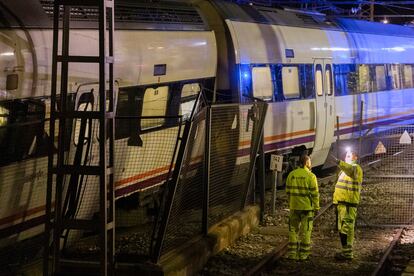 Dos operarios en El Chorro (Álora, Málaga), donde dos trenes de Media Distancia chocaron lateralmente este 16 de diciembre.