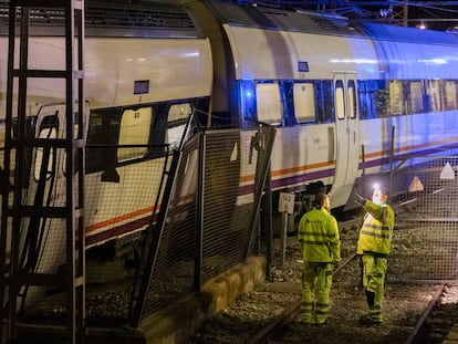 Dos operarios en El Chorro (Álora, Málaga), donde dos trenes de Media Distancia chocaron lateralmente este 16 de diciembre.