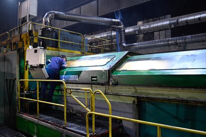 Un trabajador en una planta de componentes de automóvil en Hagondange, al norte de Francia.