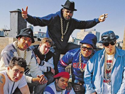 Los miembros de los Beastie Boys junto a los Run-DMC, en 1988, en una imagen incluida en Beastie Boys, el libro. 