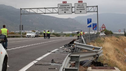 Un grupo de agentes vigila la carretera C-14, en Alcover (Tarragona), tras un accidente de tránsito, en una imagen de archivo.