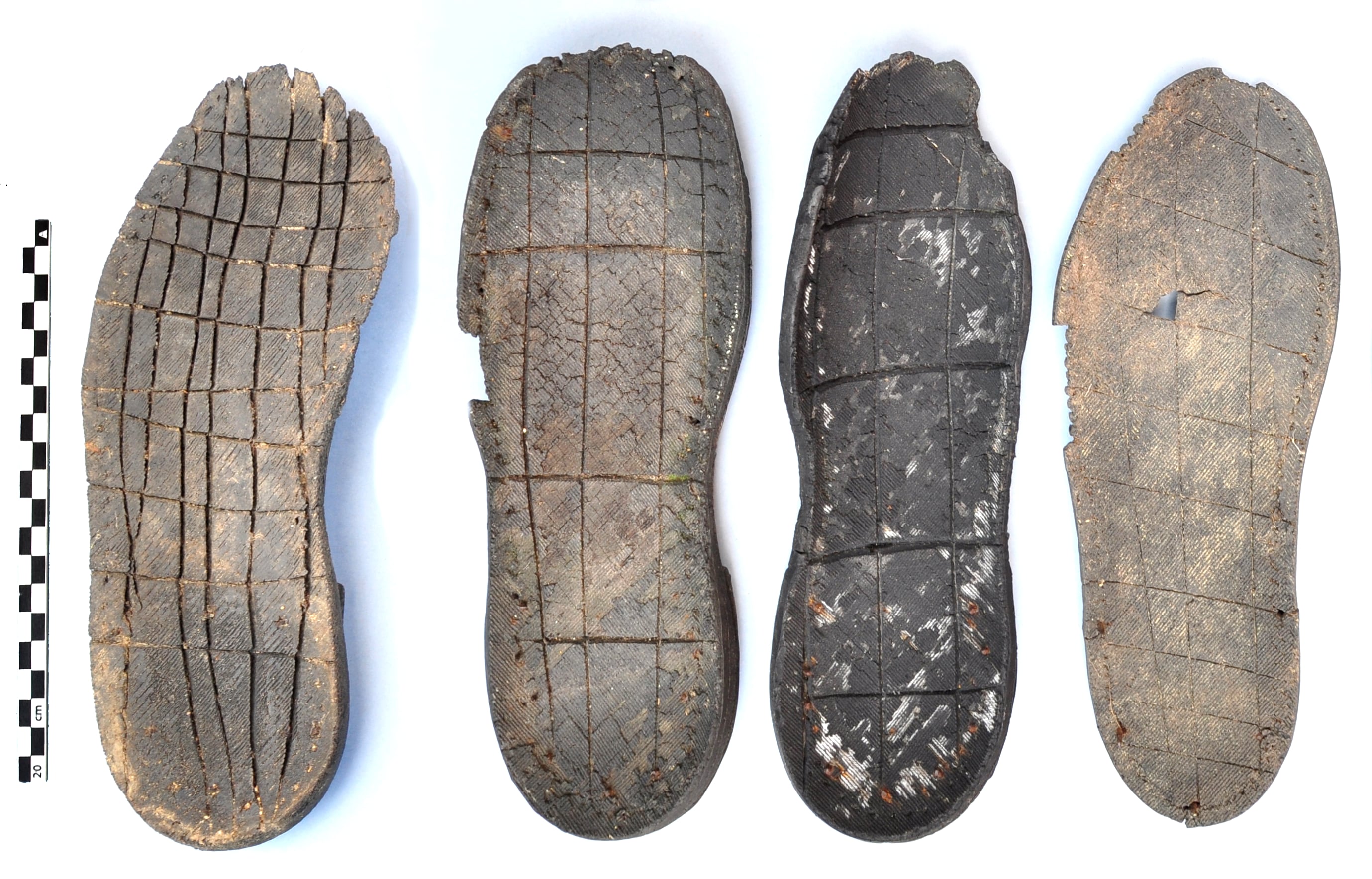 Calzado hecho con suelas de neumático hallado en uno de los destacamentos penales del Valle de Cuelgamuros, el poblado de San Román.