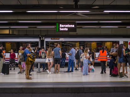 Viajeros esperan la llegada de un tren en la estación de Sants, el 9 de septiembre de 2022.