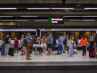 Viajeros esperan la llegada de un tren en la estación de Sants, el 9 de septiembre de 2022.