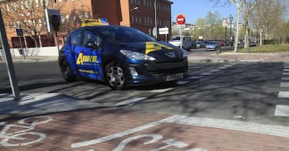 Un coche de autoescuela, por las calles de Alcorcón.
