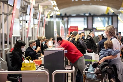 Unos pasajeros facturan las maletas en la terminal 4 del aeropuerto de Barajas, este lunes en Madrid.