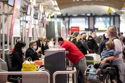 Unos pasajeros facturan las maletas en la terminal 4 del aeropuerto de Barajas, este lunes en Madrid.