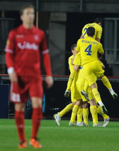 Los jugadores del Villarreal celebran el primer gol