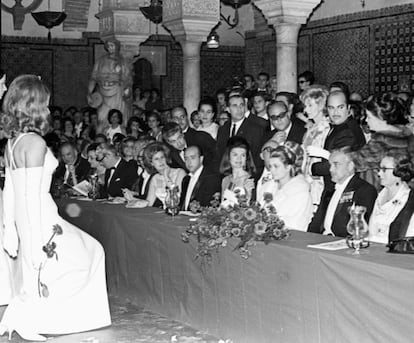 La Duquesa de Alba en un acto con la Princesa Grace y Rainiero de Mónaco y Jacqueline Kennedy en 1966 durante una fiesta de debutantes en Casa Pilatos en Sevilla.