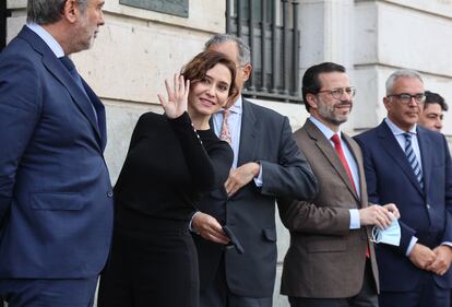 Isabel Díaz Ayuso, junto a su gobierno regional, realiza cinco minutos de silencio en homenaje a los pescadores españoles naufragados en Terranova.