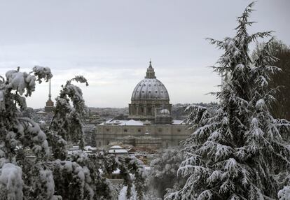 La ola de frío ha alcanzado este lunes el centro del país y la ciudad de Roma, donde no nevaba con tanta intensidad desde 2012. En la imagen, la cúpula de la Basílica de San Pedro cubierta de nieve en Roma (Italia), el 26 de febrero de 2018.