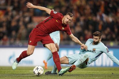 El jugador del Barcelona Gerard Pique y Edin Dzeko en la