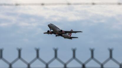 Un A319 de Volotea despega en el aeropuerto Toulouse-Blagnac.