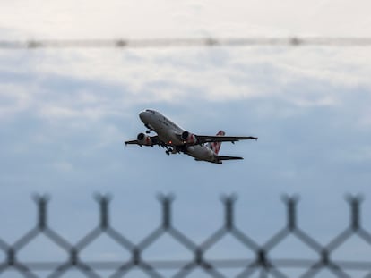 Un avión de pasajeros Airbus A319 de Volotea, con destino a Lille, despega del aeropuerto de Toulouse-Blagnac, en el suroeste de Francia, el 8 de junio de 2023.