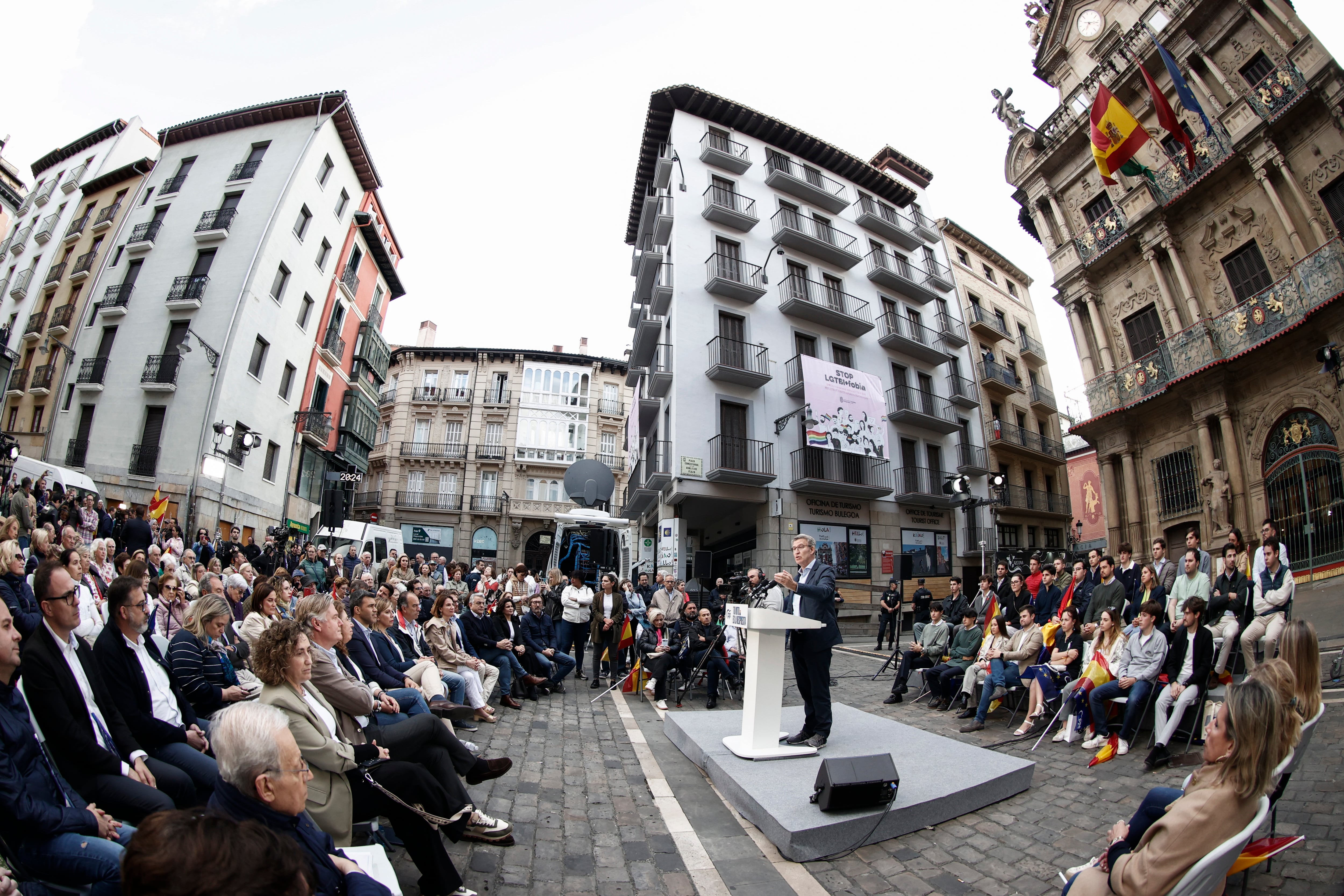 El presidente del Partido Popular, Alberto Núñez Feijóo (centro), interviene durante un mitin celebrado en la plaza del Ayuntamiento de Pamplona, el 30 de mayo.