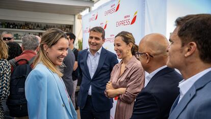 La directora genera de Transportes del Gobierno de Canarias, María Fernández; el consejero delegado de Iberia Express, Carlos Gómez; la consejera de Turismo y Empleo del Gobierno de Canarias, Jessica de León; el director general de Ordenación, Formación y Promoción Turística, Miguel Ángel Rodríguez; y Héctor Fernández Machado, director general de Turismo de Lanzarote, este jueves en Las Palmas de Gran Canaria.