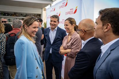 La directora genera de Transportes del Gobierno de Canarias, María Fernández; el consejero delegado de Iberia Express, Carlos Gómez; la consejera de Turismo y Empleo del Gobierno de Canarias, Jessica de León; el director general de Ordenación, Formación y Promoción Turística, Miguel Ángel Rodríguez; y Héctor Fernández Machado, director general de Turismo de Lanzarote, este jueves en Las Palmas de Gran Canaria.