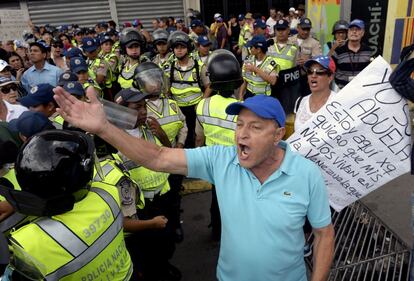 "Por nuestros nietos" es el lema con el que se ha convocado a la marcha de jubilados. En la foto, uno de los participantes grita consignas a la policía antidisturbios.