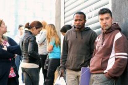 Personas haciendo cola en una oficina del Servicio P&uacute;blico de Empleo en Bilbao. EFE/Archivo