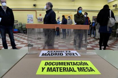 Preparativos de la jornada electoral en el colegio Roma de Madrid, este martes. Se recomienda acudir a votar sin acompañantes, habrá excepciones para aquellos que requieran la ayuda de otra persona o bien en el caso de los menores que estén a cargo del votante.