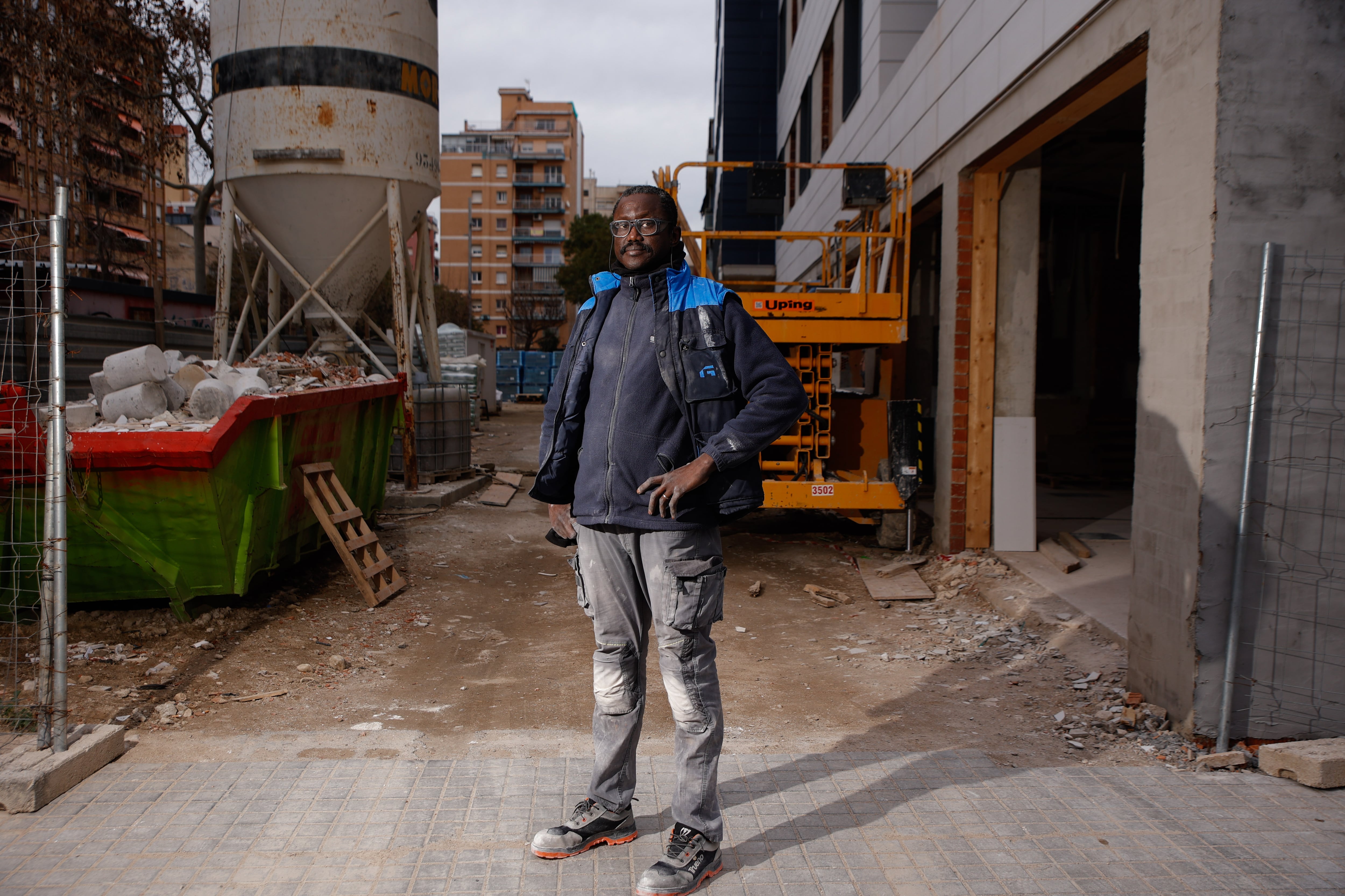 Amadou Samb, senegalés de 55 años que trabaja en la construcción, posa en su lugar de trabajo. 