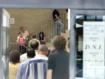 Imagen de archivo de ciudadanos en una comisaría donde se tramita el DNI y el pasaporte.
