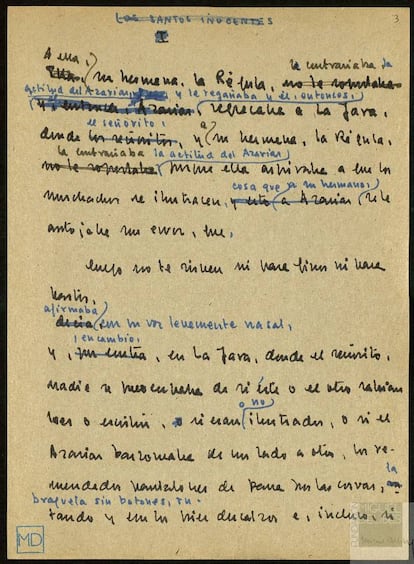 Manuscrito de 'Los santos inocentes'. En Extremadura Delibes conoció a un Azarías que se orinaba las manos para que no se le agrietasen e impresionado escribió 'Los santos inocentes'. La publicó años más tarde, en 1981, cuando José Manuel Lara, con un suculento anticipo, le convenció de que escribiese algo para Planeta. El editor abrió el paquete con la obra de apenas cien folios y se quedó petrificado. "Entró en el despacho de Borrás, su segundo de a bordo, y le dijo: ¡Rafael, creo que los santos inocentes hemos sido nosotros!". Fue un exitazo.