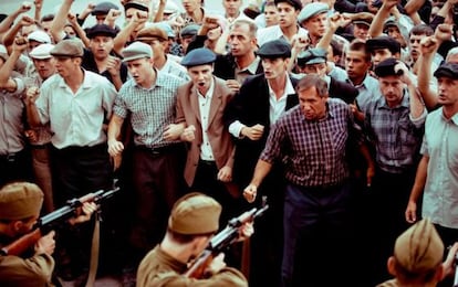 Escena de los obreros de Novocherkask frente a soldados del Ejército soviético en la serie 'Una vez en Rostov'